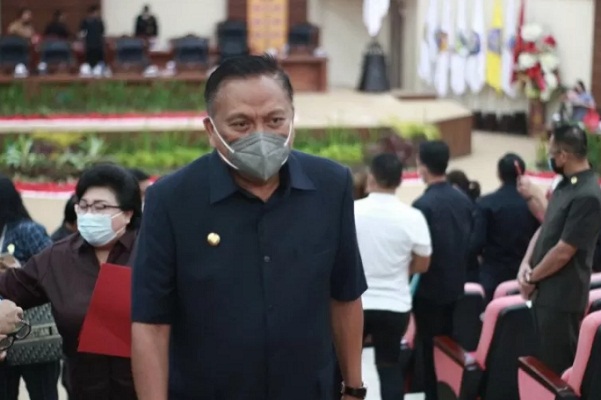 Gubernur Olly Dondokambey mengikuti paripurna penyampaian atau penjelasan terhadap ranperda pertangungjawaban