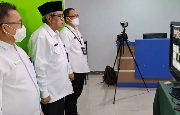 Kepala Perwakilan BKKBN Sulut, Diano T Tandaju didampingi pejabat mengikuti apel memperingati Hari Keluarga Nasional