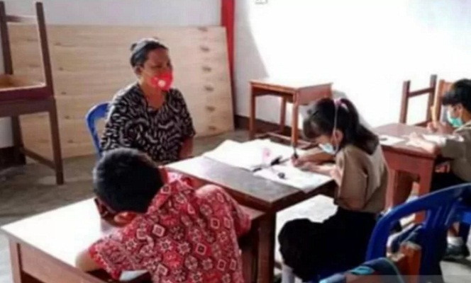Kegiatan belajar mengajar di Kabupaten Minahasa Tenggara.