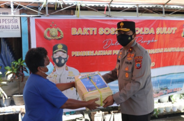 Polda Sulut Salurkan 1.100 Paket Sembako Untuk Masyarakat Yang Terdampak Pandemi Covid-19