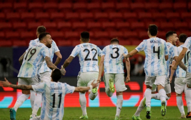 Reaksi para pemain Argentina setelah menang adu penalti lawan Kolombia di semifinal Copa America 2021 di Estadio Mane Garrincha, Brasilia, Brazil