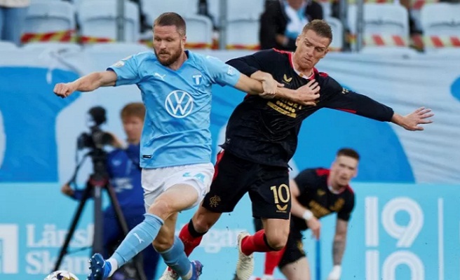 Bek Malmo Lasse Nielsenberebut bola dengan gelandang Rangers Steven Davis dalam pertandingan leg kedua babak ketiga kualifikasi Liga Champions di Stadion Ibrox, Glasgow