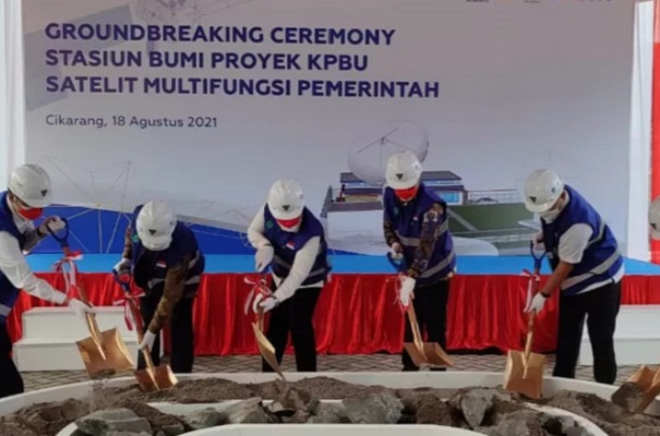 Menteri Komunikasi dan Informatika, Johnny G. Plate didampingi pejabat jajaran perkait lainnya meletakkan batu pertama
