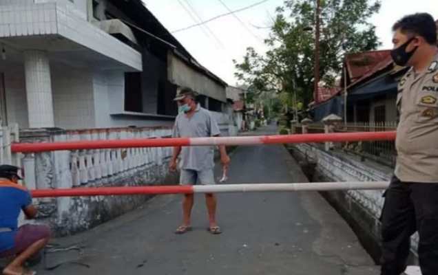 Pembatasan keluar masuk warga di Minahasa Tenggara.