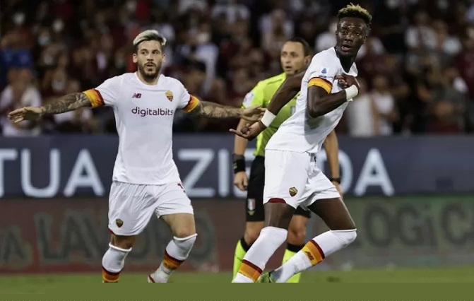 Penyerang AS Roma Tammy Abraham merayakan golnya ke gawang Salernitana dalam lanjutan Liga Italia di Stadion Arechi, Salerno, Italia,