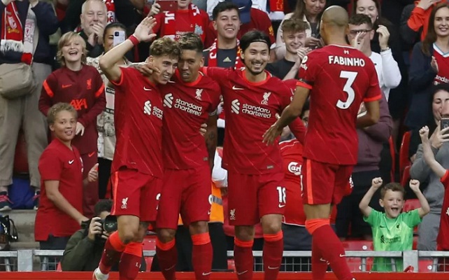 Roberto Firmino merayakan golnya bersama rekan-rekan satu timnya dalam laga persahabatan pramusim melawan Osasuna di Anfield, Liverpool, Inggris, Senin, 9 Agustus 2021
